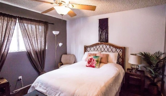 Quiet 1 Bedroom Townhouse in Midst of Downtown Bakersfield and Across Beale Park