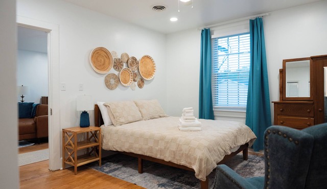 Quiet 1 BR Near Downtown Fast Wi-Fi, Monthly-Stay, Full Kitchen, In-Unit Laundry