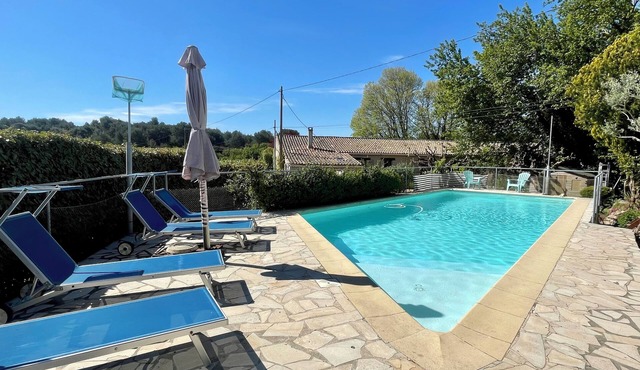 Quiet 10-person house with independent studio. Countryside near village center.