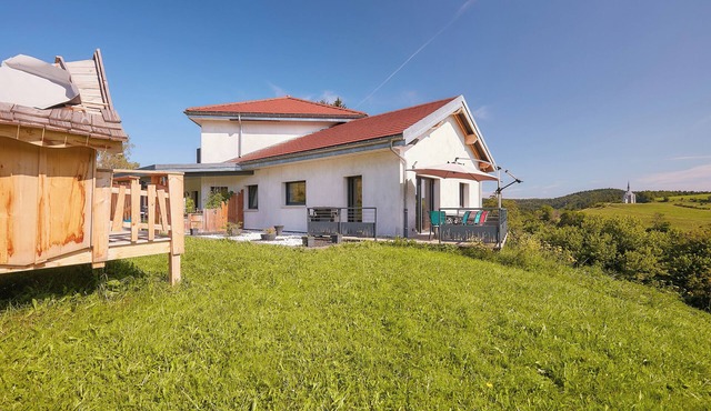 Quiet 12-person apartment in the heart of the Loue valley