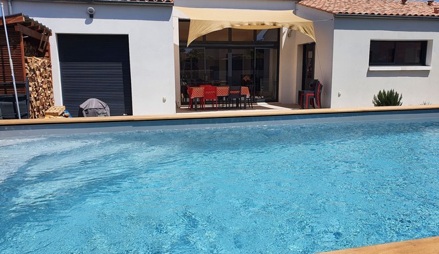 Quiet 150m2 house, town center, swimming pool, 5 min from the beach