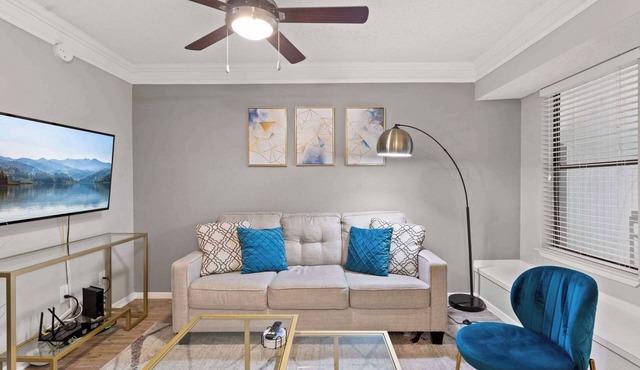 Quiet 1BR suite w/fast WiFi + king bed + pool
