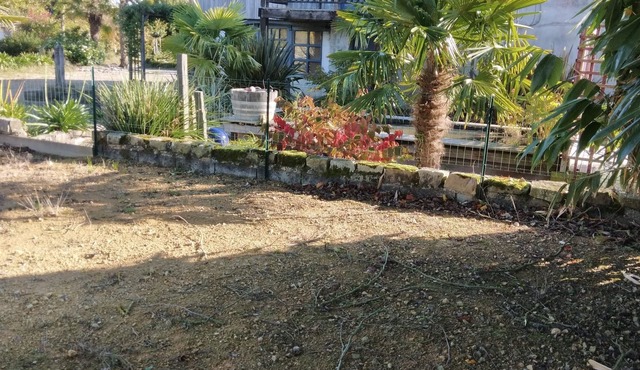 Quiet 1st floor apartment with balcony and patio, 18 km from the sea