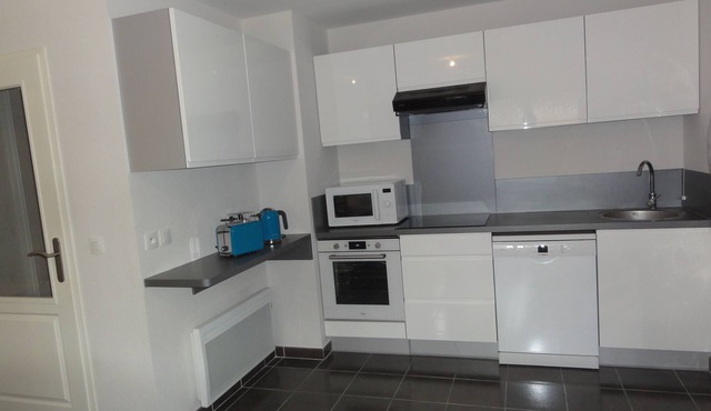 Quiet 2-bedroom apartment with pool 200 m from town centre