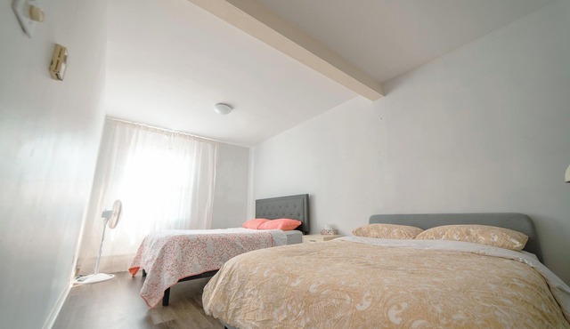 Quiet 2 BDR+Free Parking+Near Metro+Near Downtown