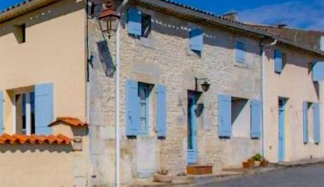 Quiet 2-bdrm gîte with saltwater pool, games & garden - ideal for families