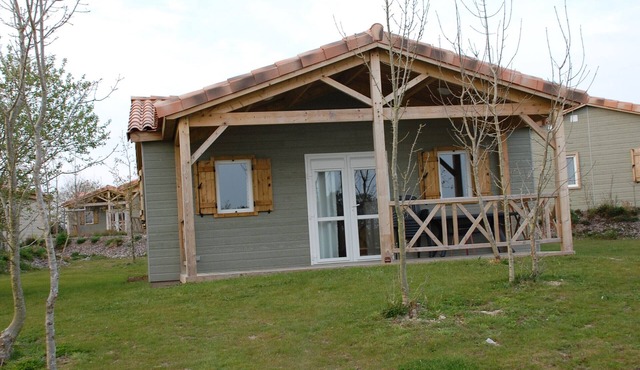 Quiet 2-bedroom chalet with pool near Lake Jaunay