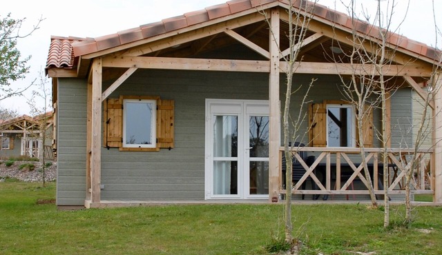 Quiet 2-bedroom chalet with pool near Lake Jaunay
