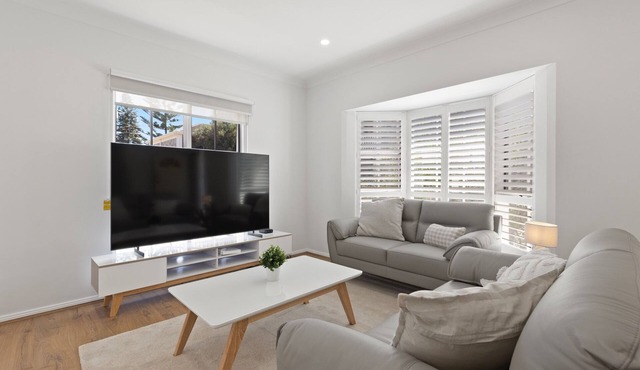 Quiet 2-Bed Retreat with Private Courtyard