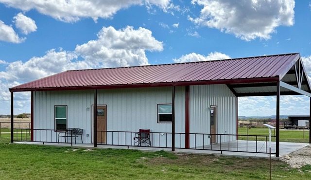 Quiet 2-bedroom 2 bath Barndominium on the edge of Gatesville