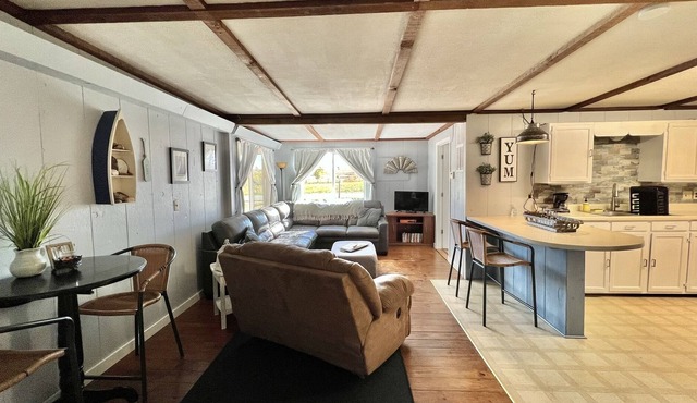 Quiet 2-bedroom cabin on Toronto Lake