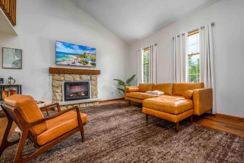 Quiet 2-Bedroom Condo with Garage and Fast Wi-Fi