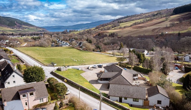 Quiet 2 bedroom cottage with a beautiful view of Loch Ness
