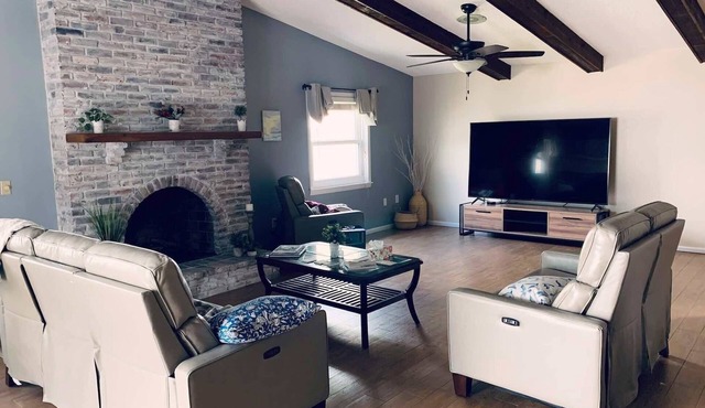 Quiet 2-BR house w/pool & office. Monthly rental.