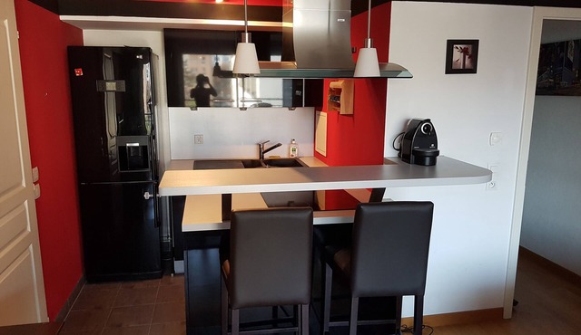 Quiet 2-room apartment in the center + large balcony + parking lot