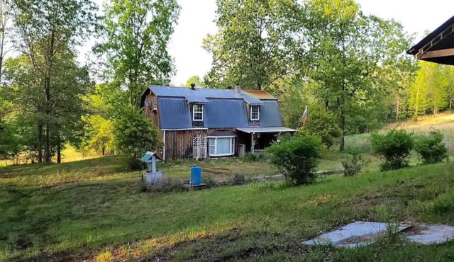 Quiet 2 story Cabin on 32 acres near eleven point river
