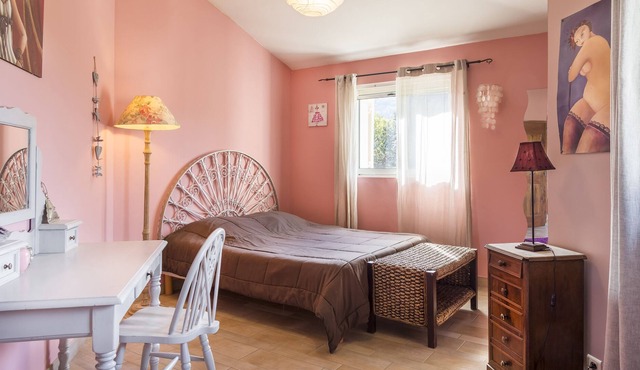 Quiet 220m2 property surrounded by greenery with private swimming pool