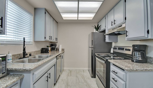 Quiet 2BR Apartment Near Downtown & Amphitheatre