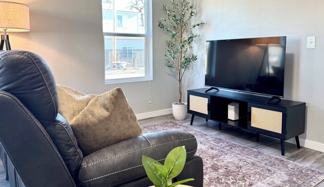 Quiet 2BR Condo Near Downtown