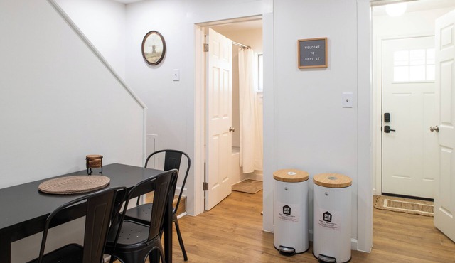 Quiet 2BR Home Fast Wi-fi/Parking & Laundry