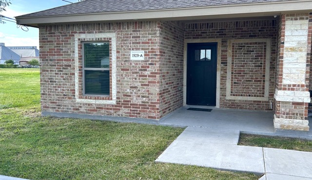 Quiet 2BR Retreat -Fenced yard -Modern Duplex