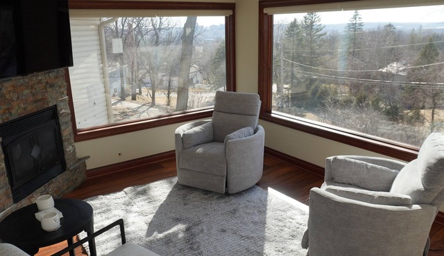 Quiet 3 BDR Home- private sauna & skyline view- close to downtown & Mayo Clinic