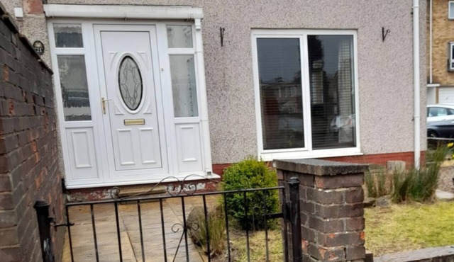 Quiet 3 bed close to the A1