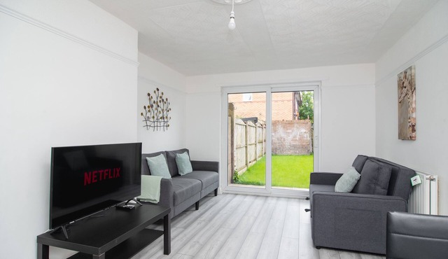 Quiet 3 bed house, pet friendly