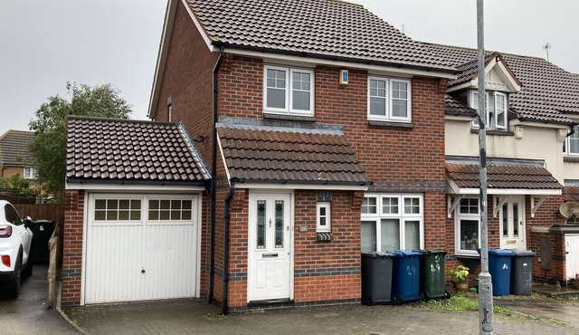 Quiet 3 bed semi detached house with parking