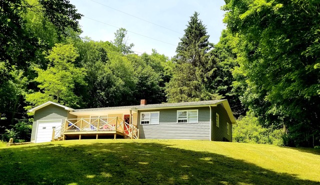 Quiet 3 bedroom 10 mins from the Ski Slopes