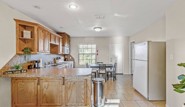 Quiet 3 bedroom 2 bathroom minutes away from the freeway