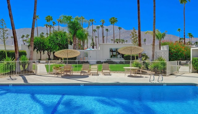Quiet 3 bedroom 2 bath Sherwin Barton design Condo in Gardens Villas East - Gard