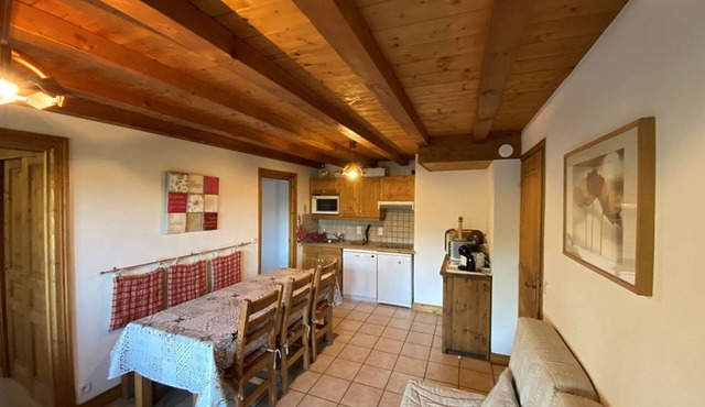 Quiet 3-Bedroom Apartment with Terrace, Garage, Near Slopes