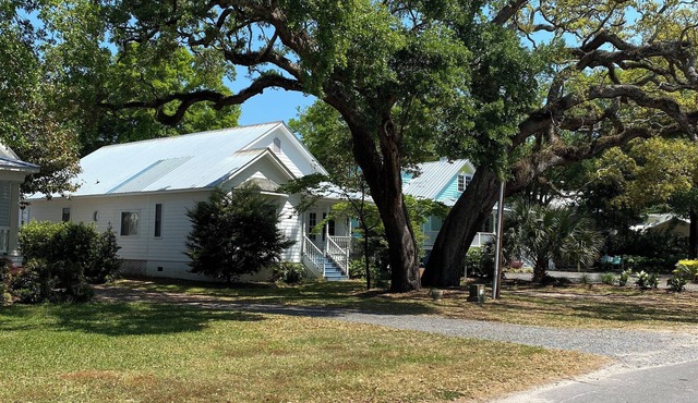 Quiet 3 bedroom + Bunkhouse, Screened Porch, 2 Blocks to Waterfront