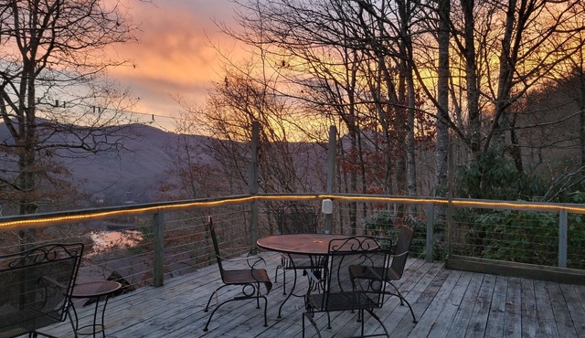 Quiet 3 bedroom cabin in the woods, amazing mountain and lake views, huge deck