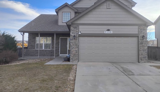 Quiet 3-Bedroom Home in Denver Suburbs near Light Rail Station