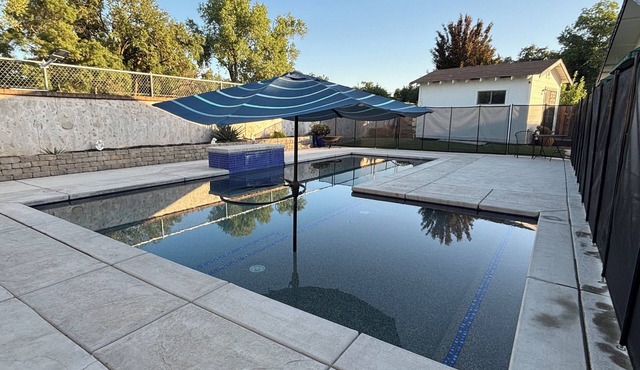 Quiet 3-bedroom house in Lincoln with pool