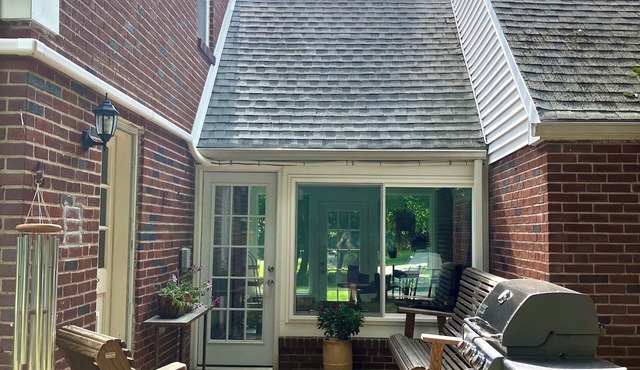 Quiet 3-Bedroom house-Walking distance to Media-20min. drive to the Airport