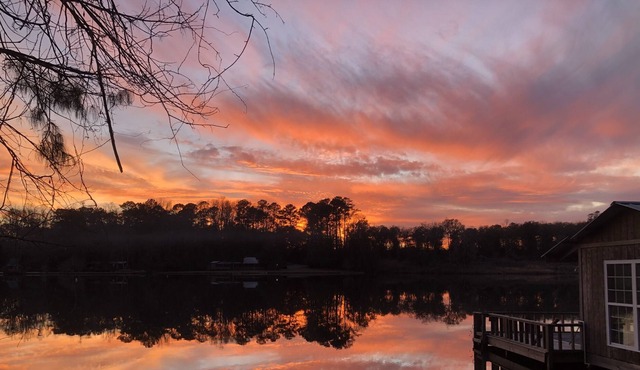 Quiet 3 Bedroom Lakefront Home on Ben Hall Lake - 15 Minutes to Dublin