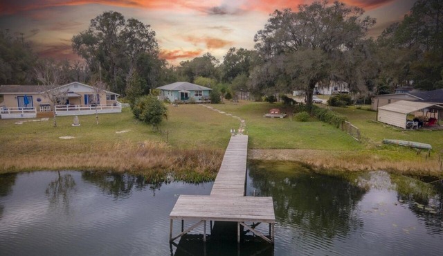 Quiet 3-bedroom lakefront house. Family/dog friendly. Wi-Fi.