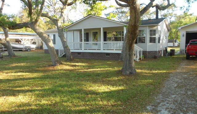 Quiet 3 bedroom, 2 Bath Home located within 1/2 mile of ferry to Cape Lookout