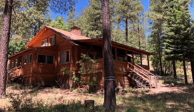 Quiet 3 Br/2 Bath Cabin on 1 Acre, in the Pines and Aspens with US forest access