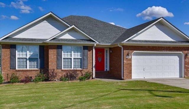 Quiet 3 BR Home, Covered Screened Porch, 10 Min to RTJ & 18 Min to Dtown HSV