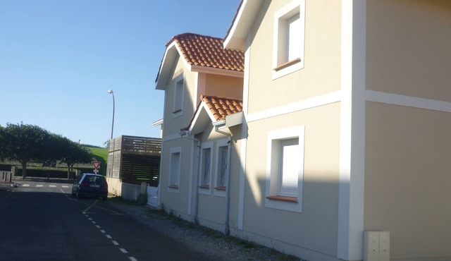 Quiet 3* house, 3 minutes from the beach, close to shops and restaurants (East)