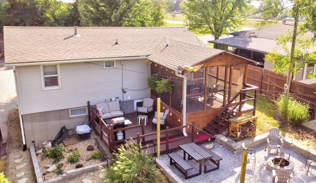 Quiet 3 min to campus! Back porch/decks & firepit, w/5 car parking. YourPlace!
