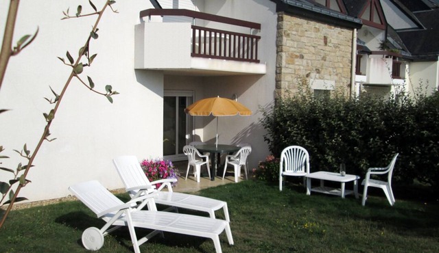Quiet, 3-room apartment with garden, Wi-Fi in residence with swimming pool (sleeps 4)