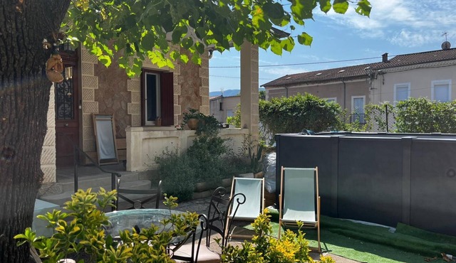 Quiet 35m2, 200 m from the center and thermal baths, air conditioning, garden, swimming pool, pets allowed