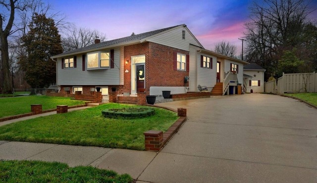 Quiet 3BR/2BA Duplex PetFriendly Sleeps 9, PrivatePatio Workspace & AmpleParking