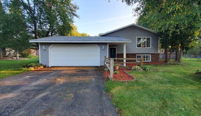 Quiet 3BR/2BA Near Mall, Shopping Centers, & I-94