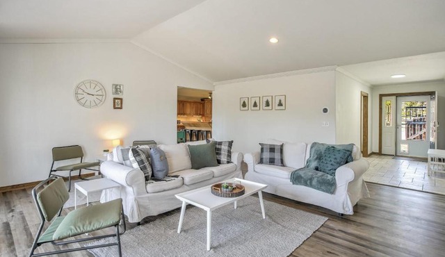 Quiet 3BR Cabin w Peak View near Cripple Creek